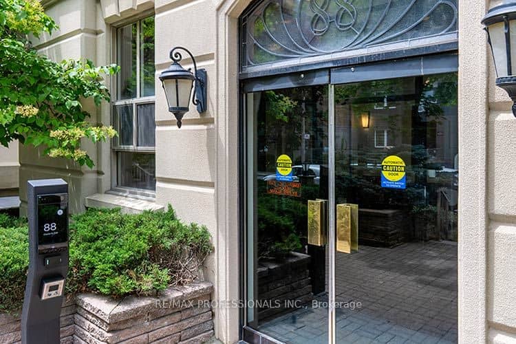 88 Charles Street E 702, Toronto, ON M4Y 2W7