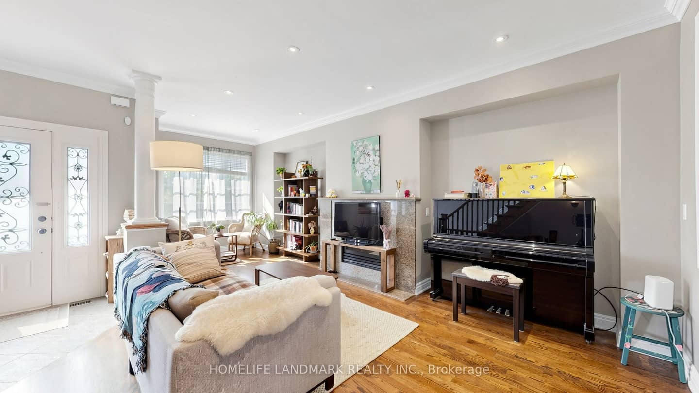 357 Bartlett Avenue N, Toronto, ON M6H 3G8