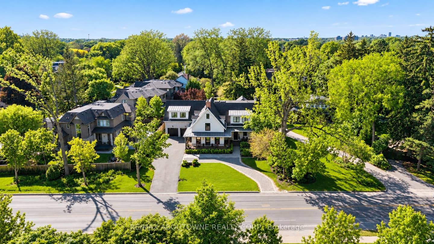 489 Lakeshore Road W, Oakville, ON L6K 1G4