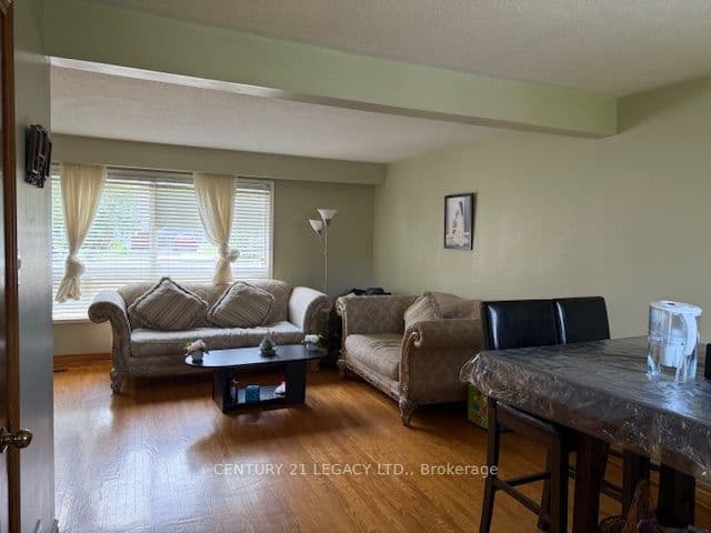 25 Edenborough Drive, Brampton, ON L6T 3A2