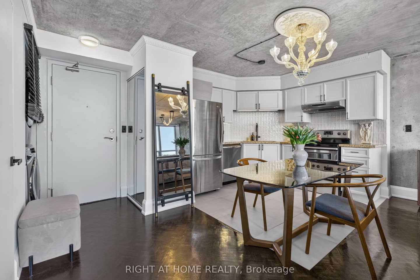 250 Manitoba Street 612, Toronto, ON M8Y 4G8