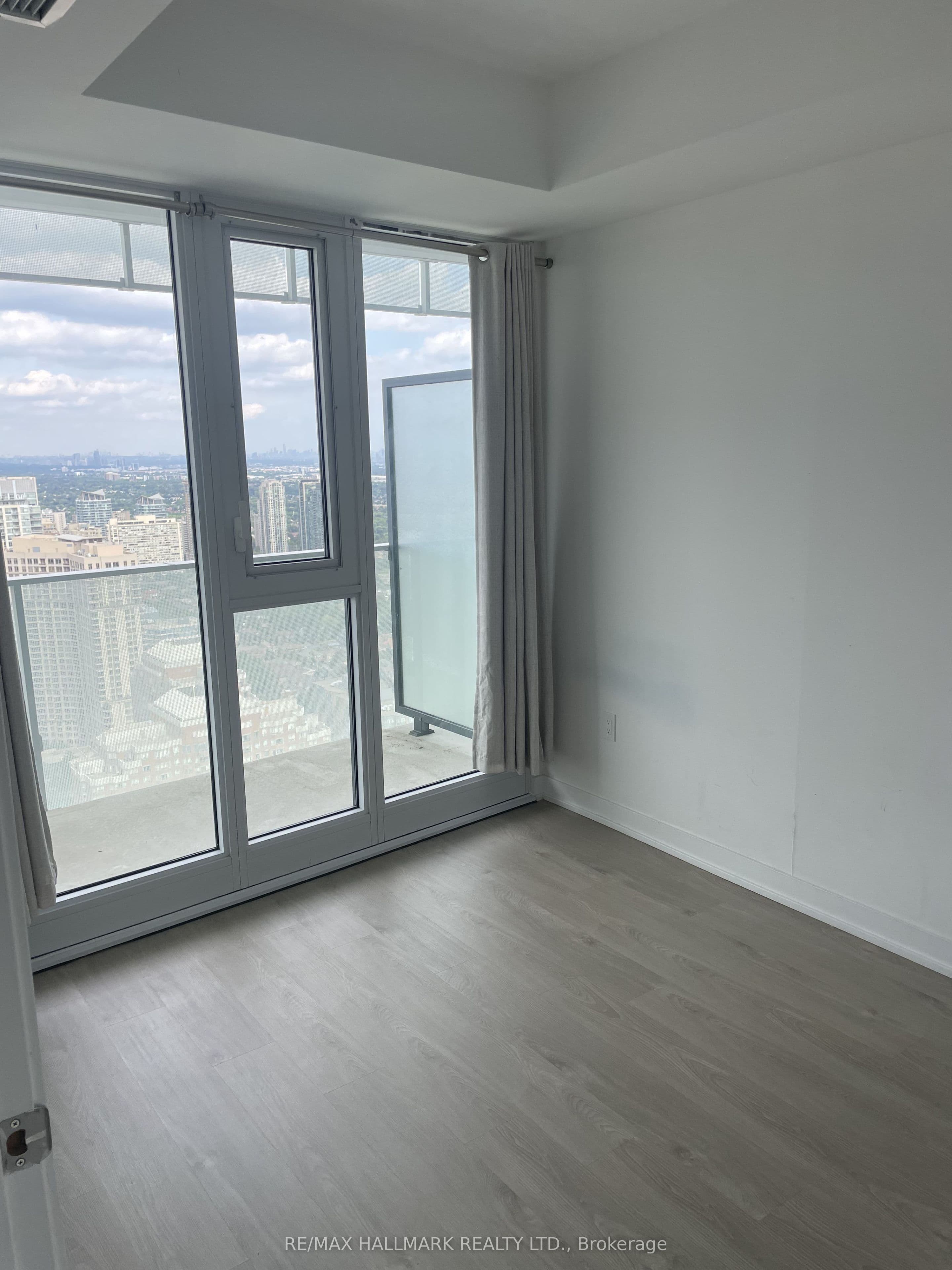 3900 Confederation Parkway 4111, Mississauga, ON L5B 0M3