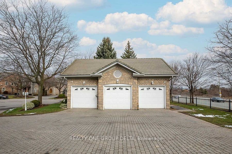 1918 Royal Credit Boulevard, Mississauga, ON L5M 4Y1