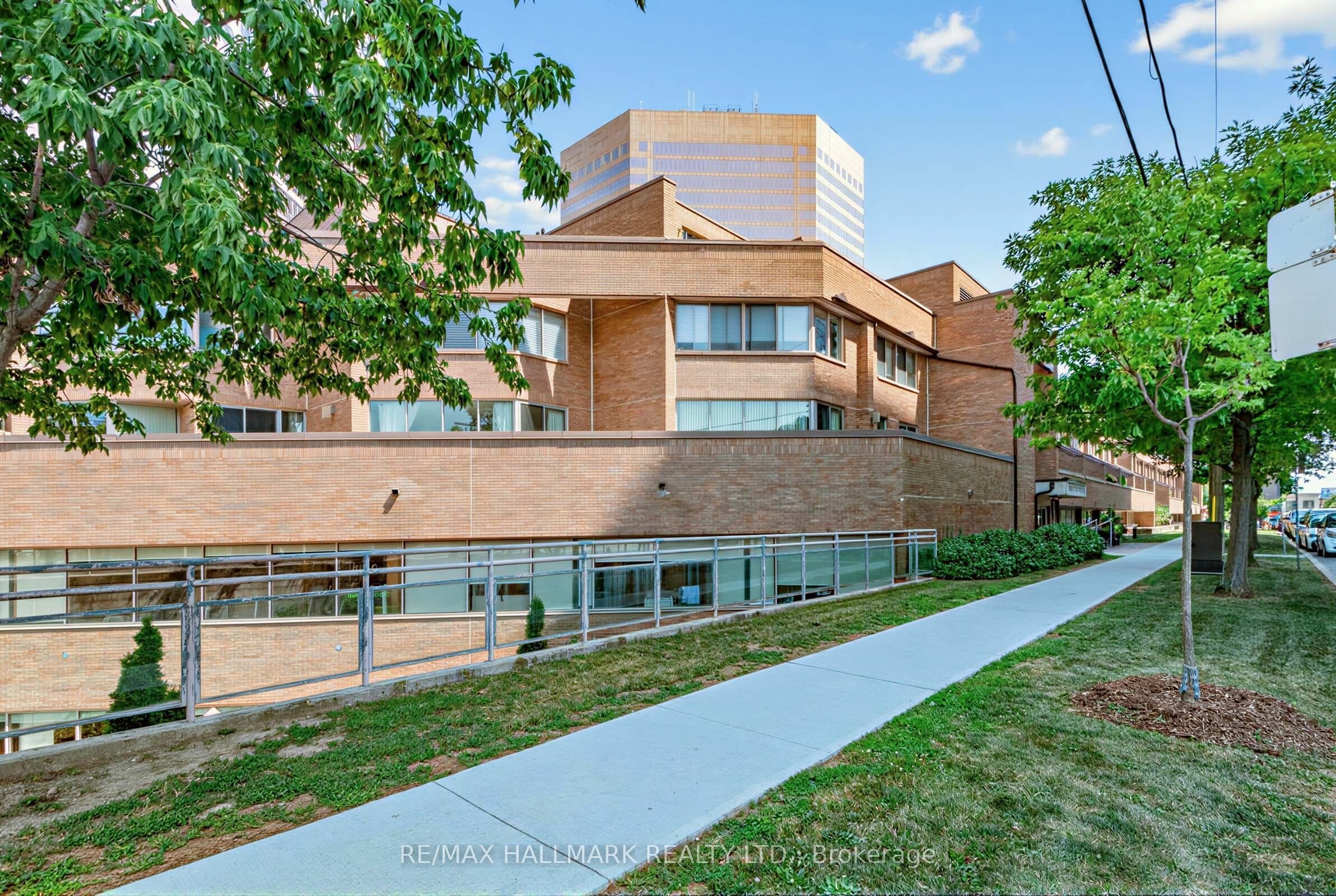 3 Duplex Avenue 102, Toronto, ON M2M 4G6