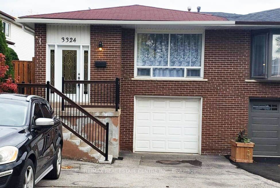 3324 Strabane Drive, Mississauga, ON L5C 1W7
