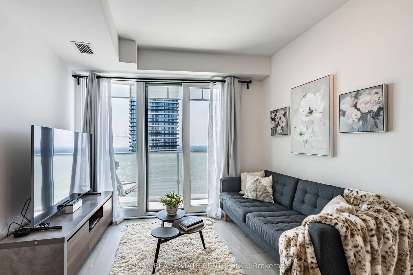 3900 Confederation Parkway 5707, Mississauga, ON L5B 0M3