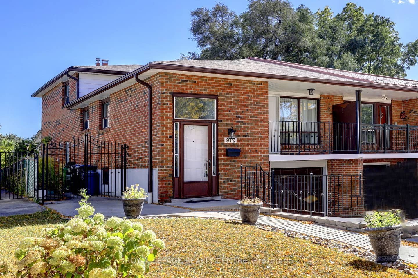 912 Blairholm Avenue, Mississauga, ON L5C 1G4