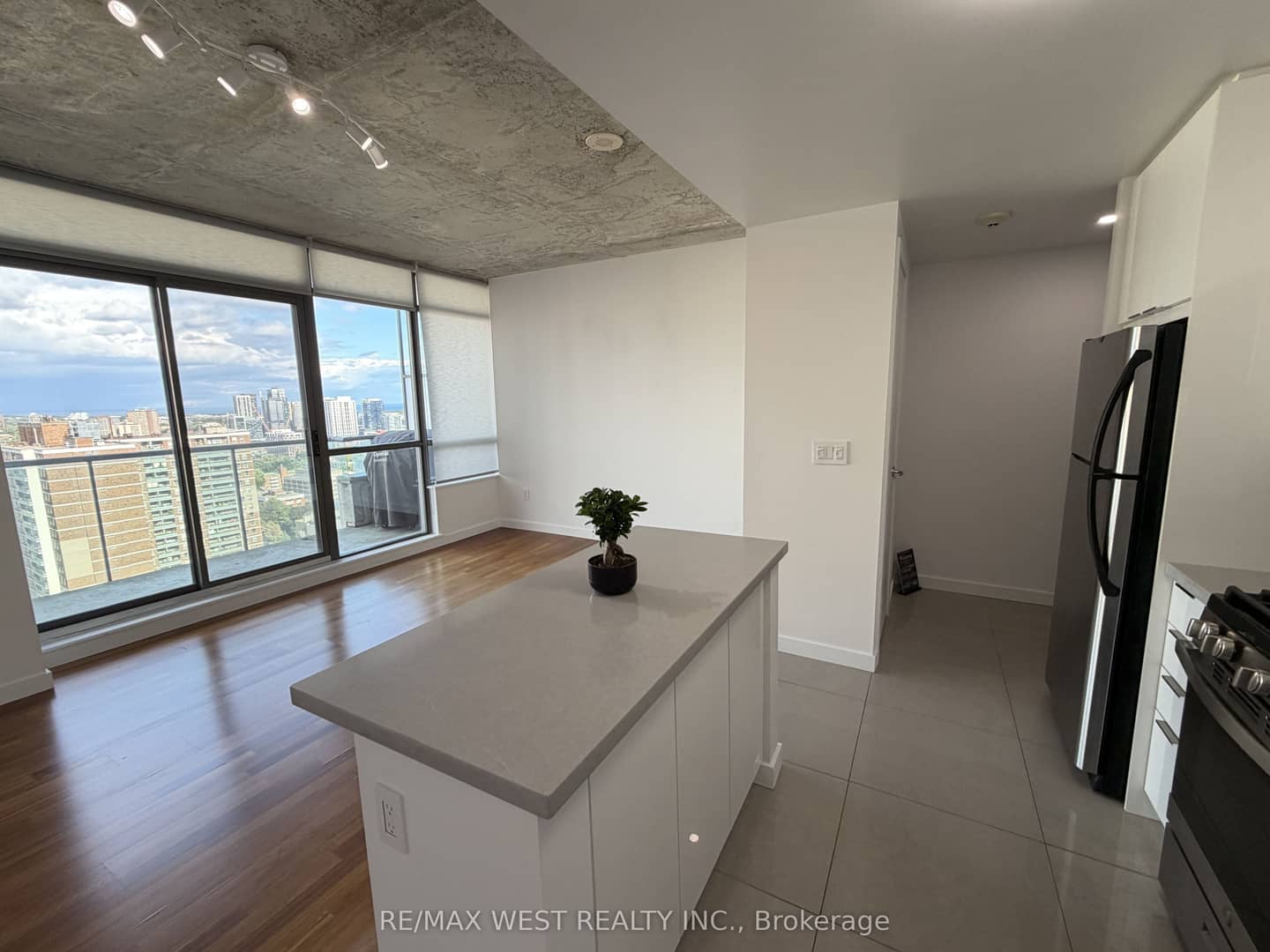 281 Mutual Street 2408, Toronto, ON M4Y 3C4