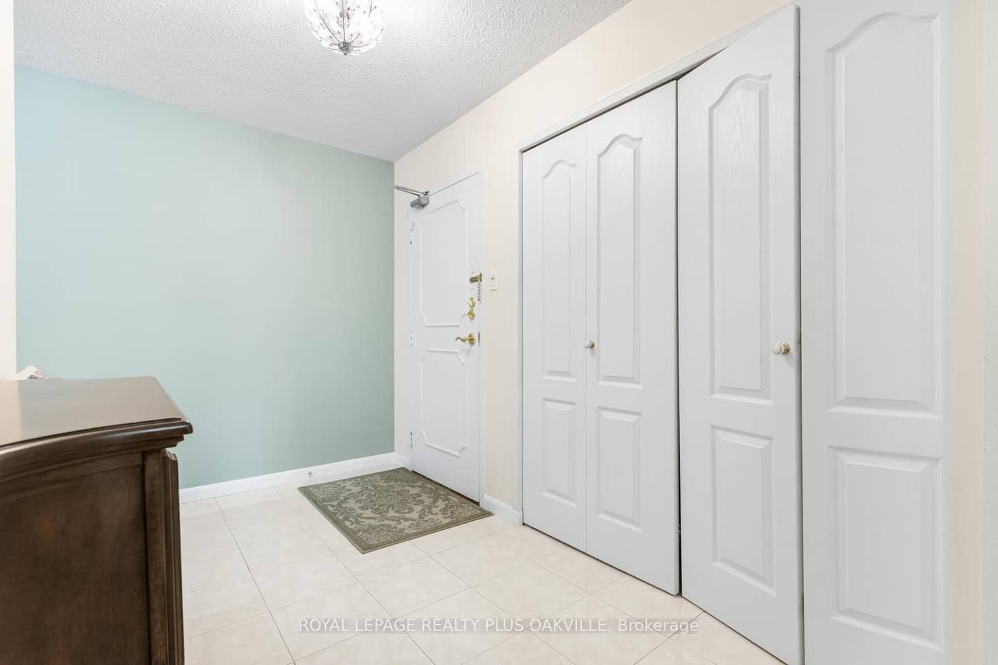 2175 Marine Drive 102, Oakville, ON L6L 5L5