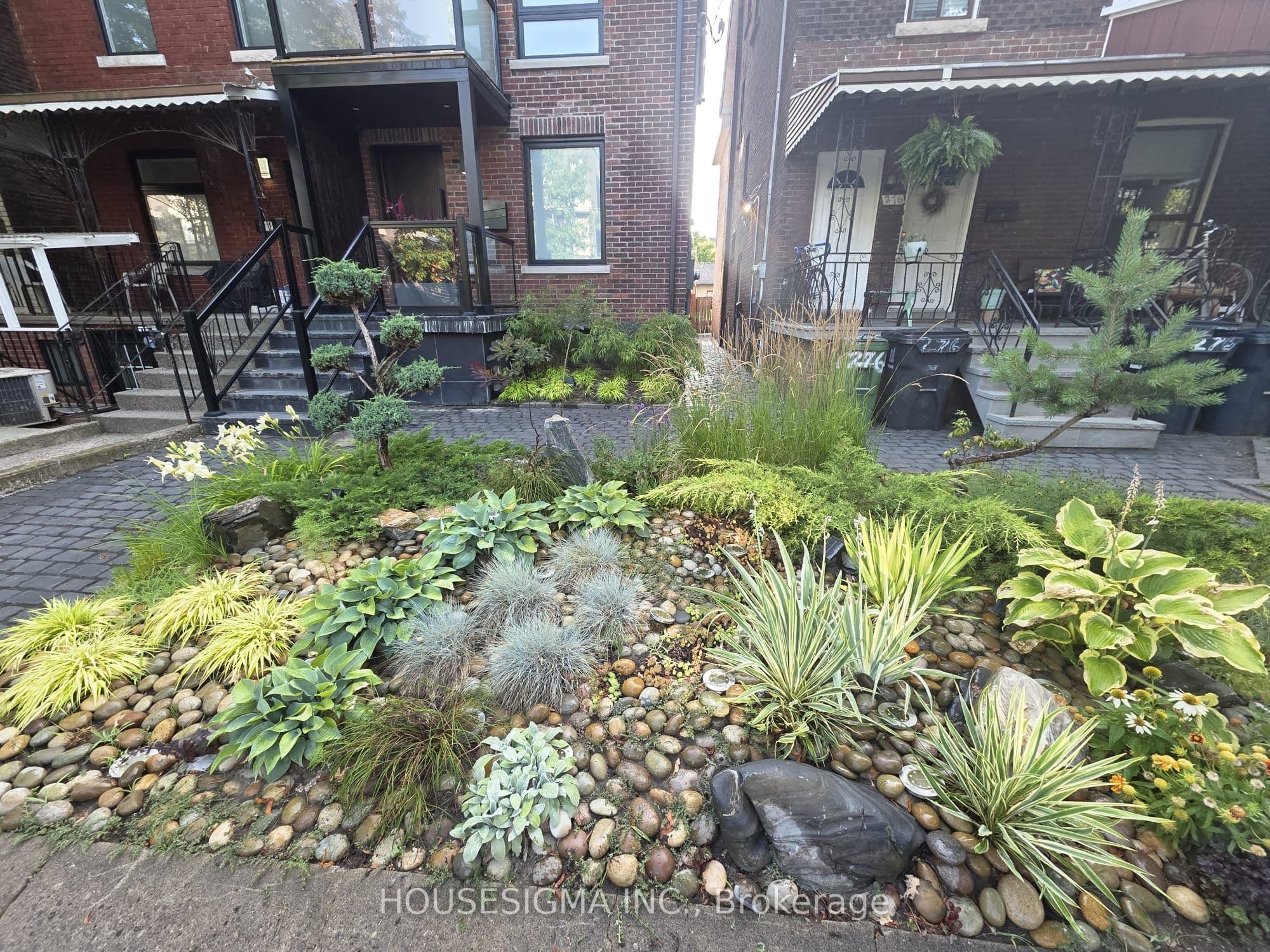274 Roxton Road Main, Toronto, ON M6G 3P9