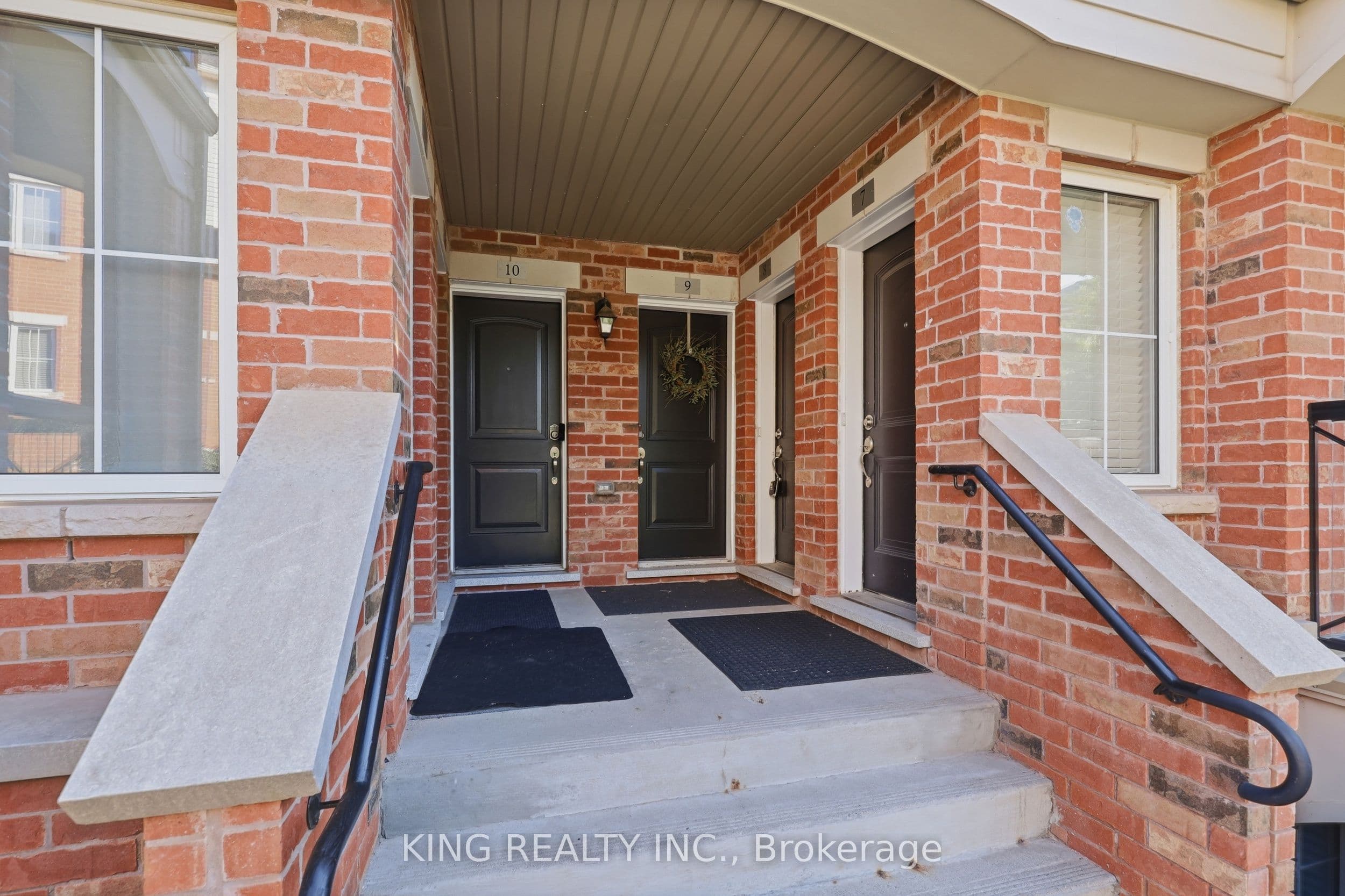 35 Hays Boulevard 8, Oakville, ON L6H 0J1