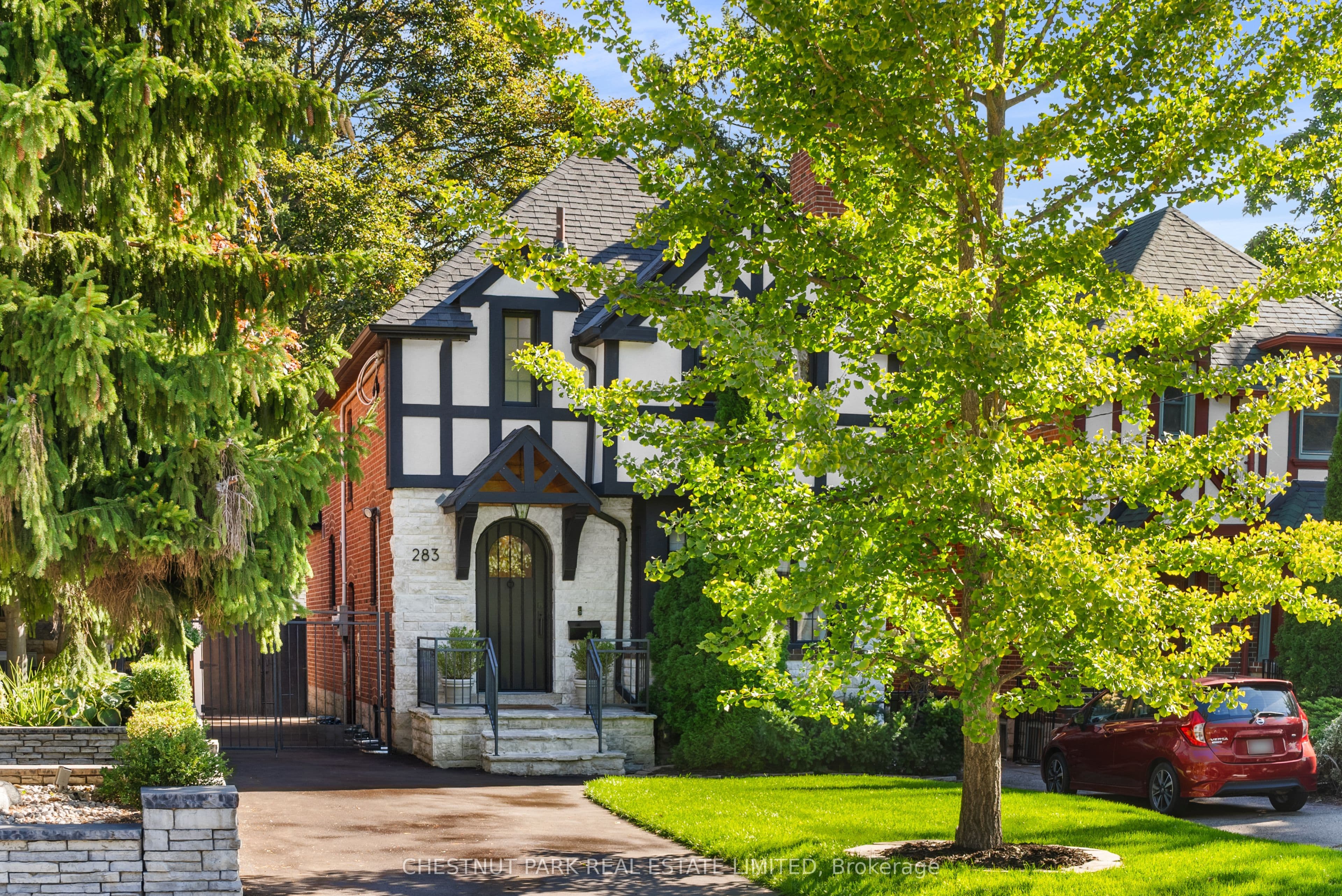 283 South Kingsway, Toronto, ON M6S 3V3