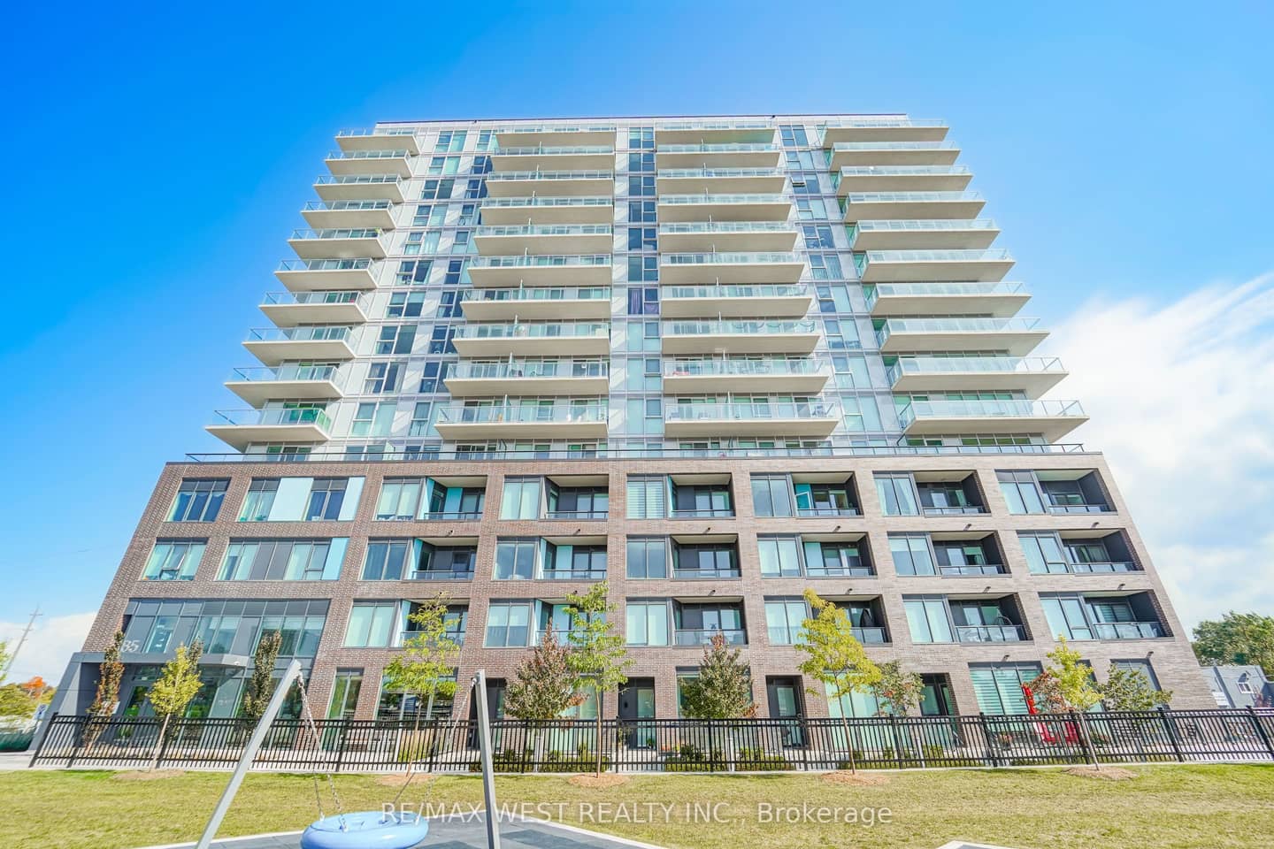 185 Deerfield Road 1103, Newmarket, ON L3Y 0G7