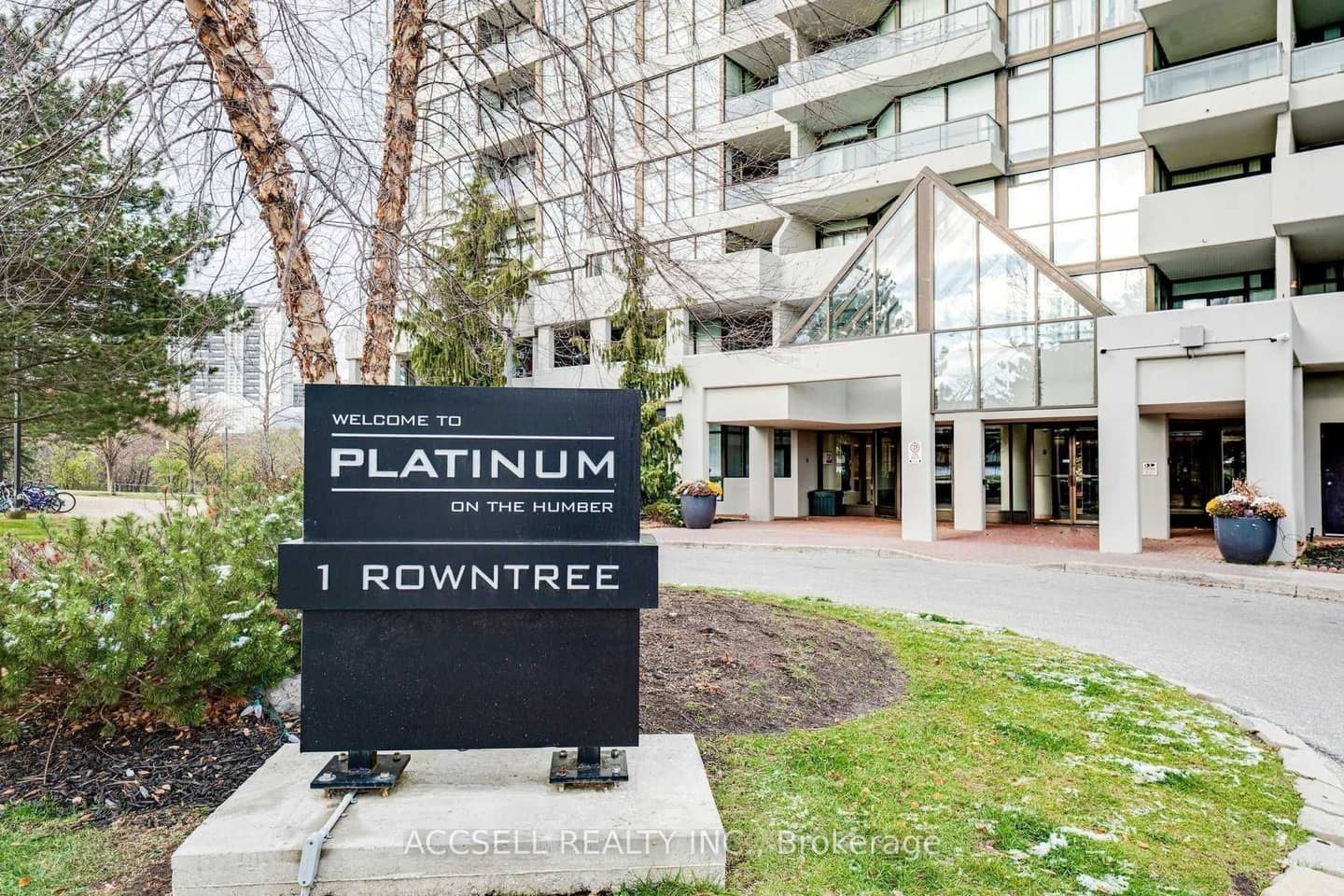 1 Rowntree Road 1714, Toronto, ON M9V 5G7
