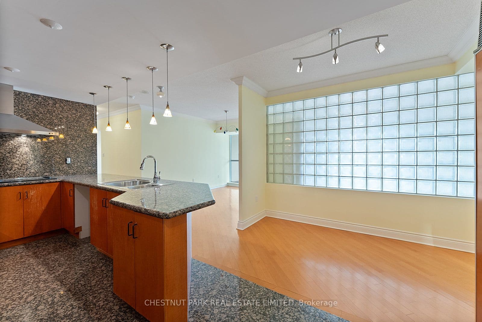 889 Bay Street 1610, Toronto, ON M5S 3K5