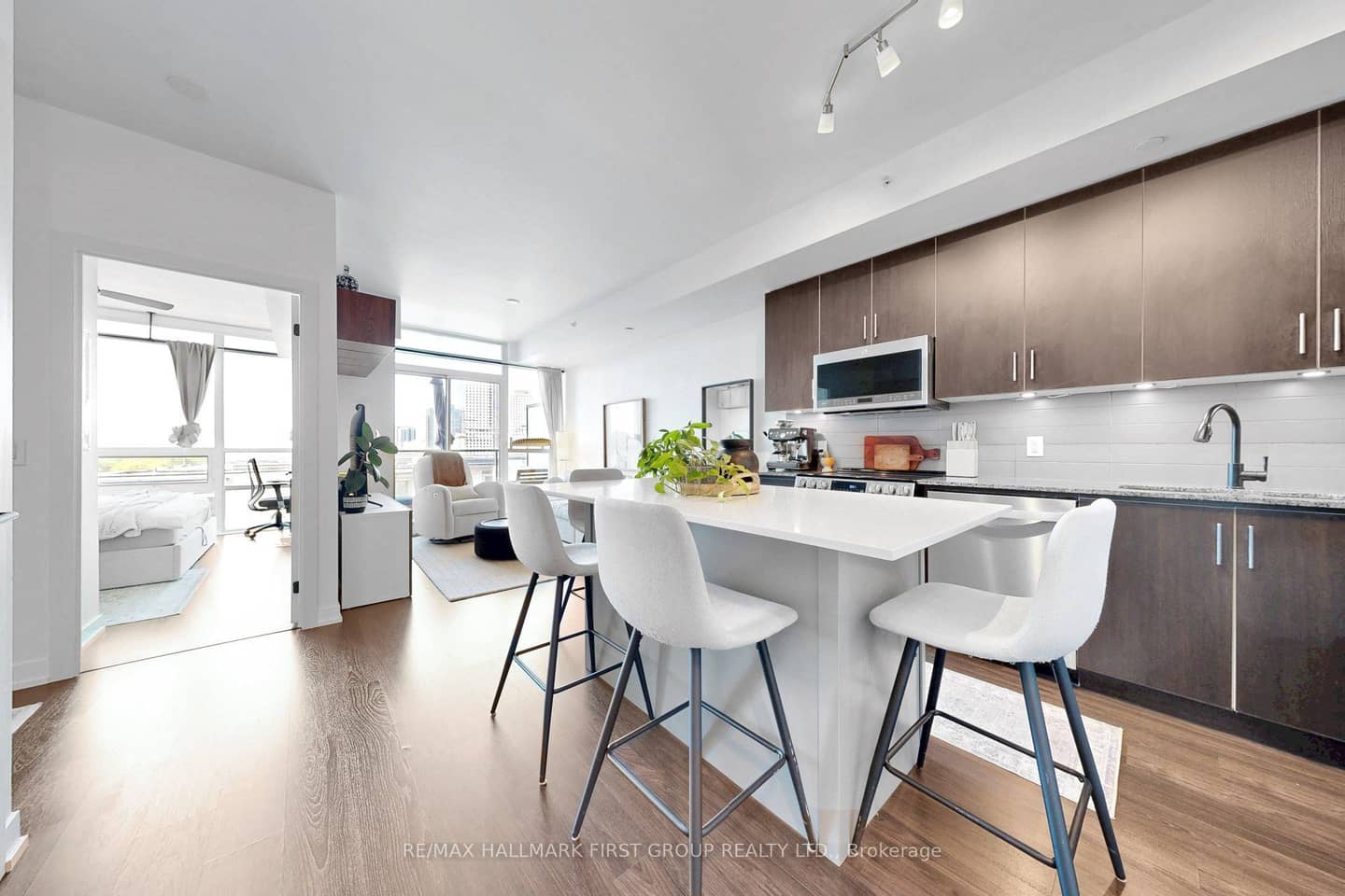 8 Fieldway Road 505, Toronto, ON M8Z 3L1