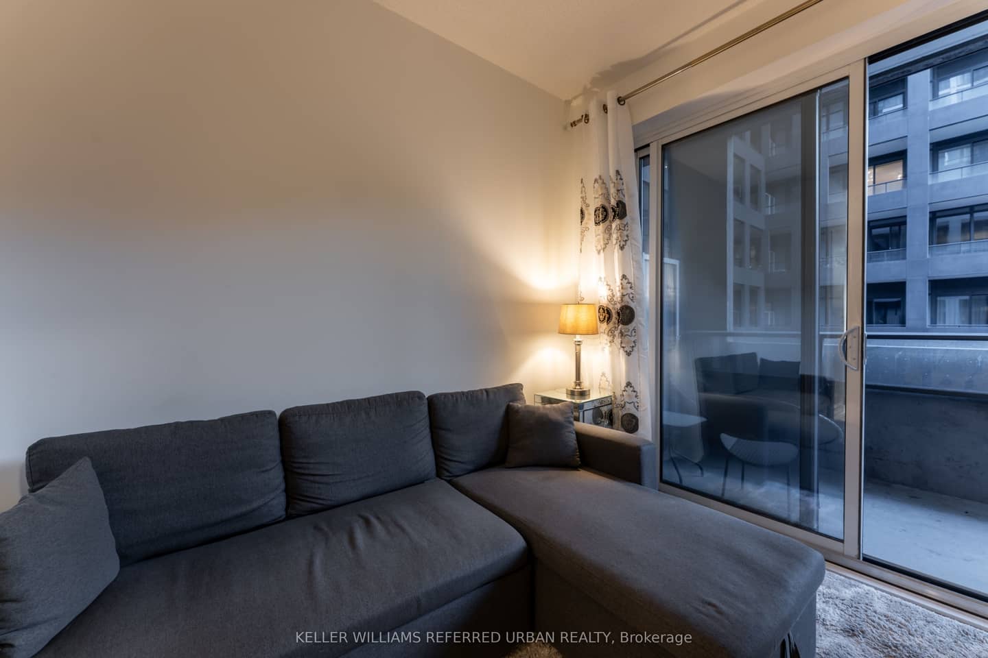9 Tecumseth Street 206, Toronto, ON M5V 0S5