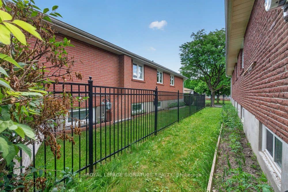 439 Ginger Downs, Mississauga, ON L5A 3A8