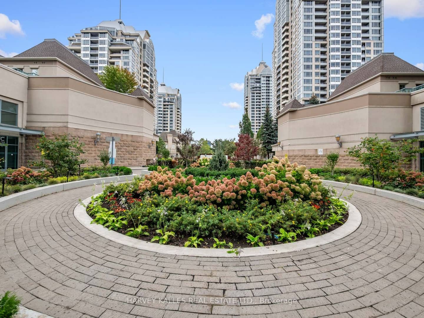 17 Barberry Place 1814, Toronto, ON M2K 3E2