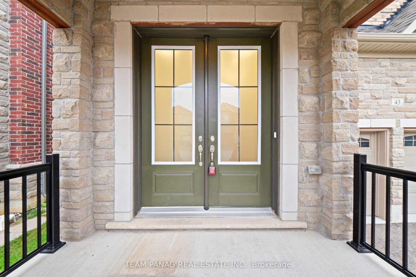43 Rainbrook Close, Brampton, ON L6R 0Y9