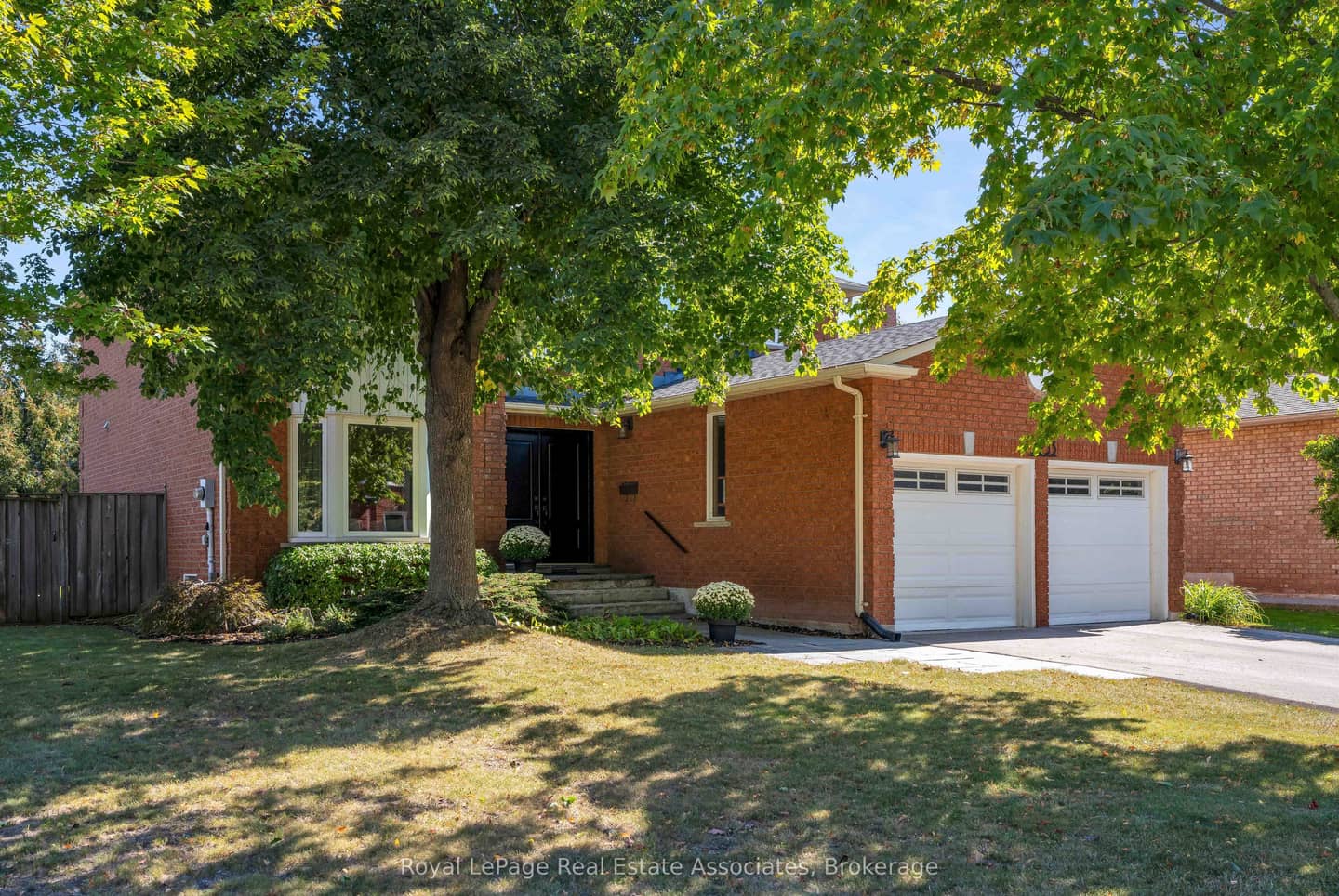 2253 Towne Boulevard, Oakville, ON L6H 5J9