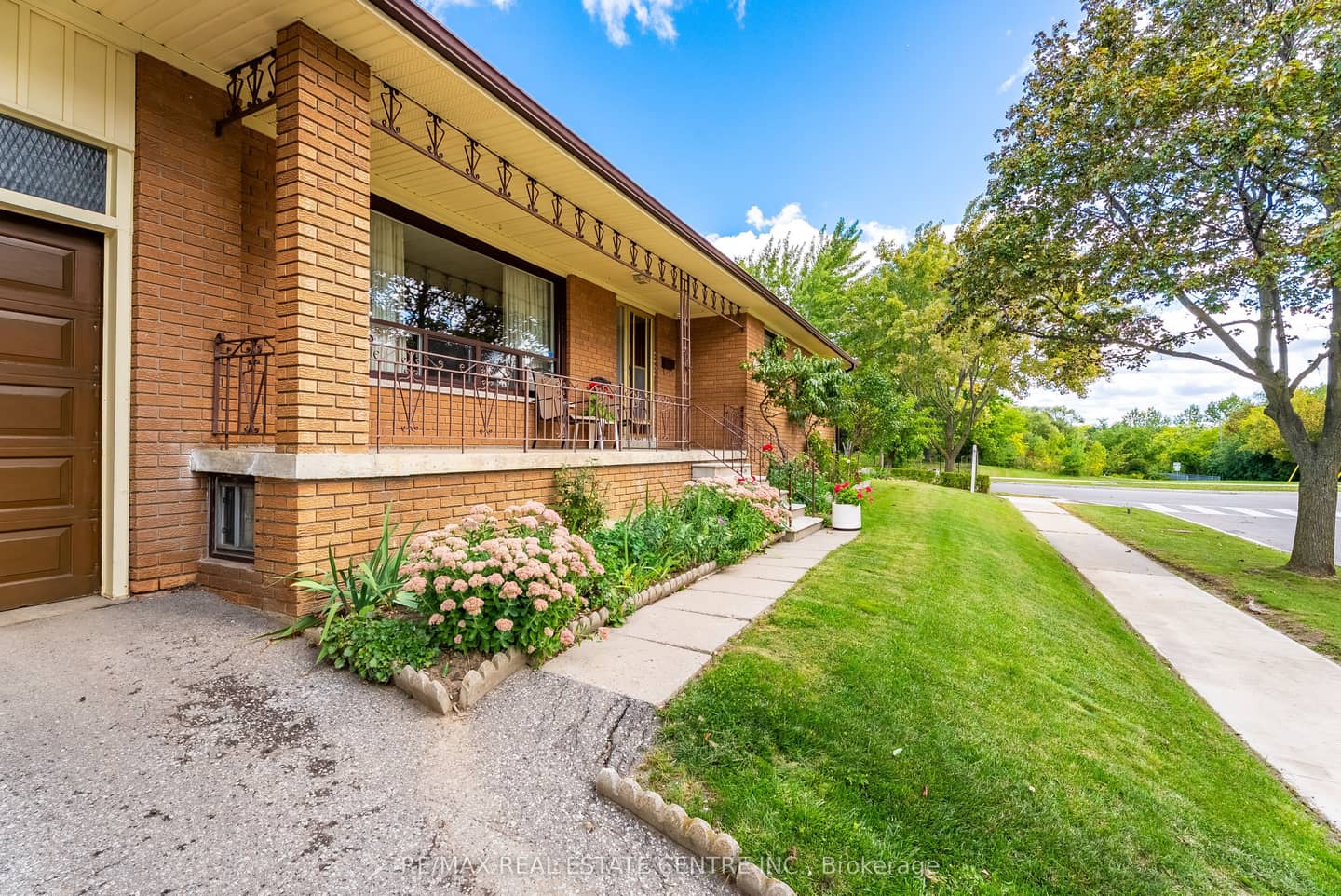 4 Dunreo Drive, Toronto, ON M3L 2E9