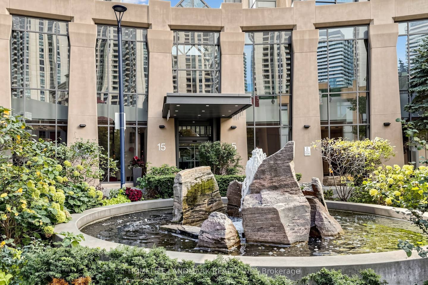 15 Northtown Way 220, Toronto, ON M2N 7A2