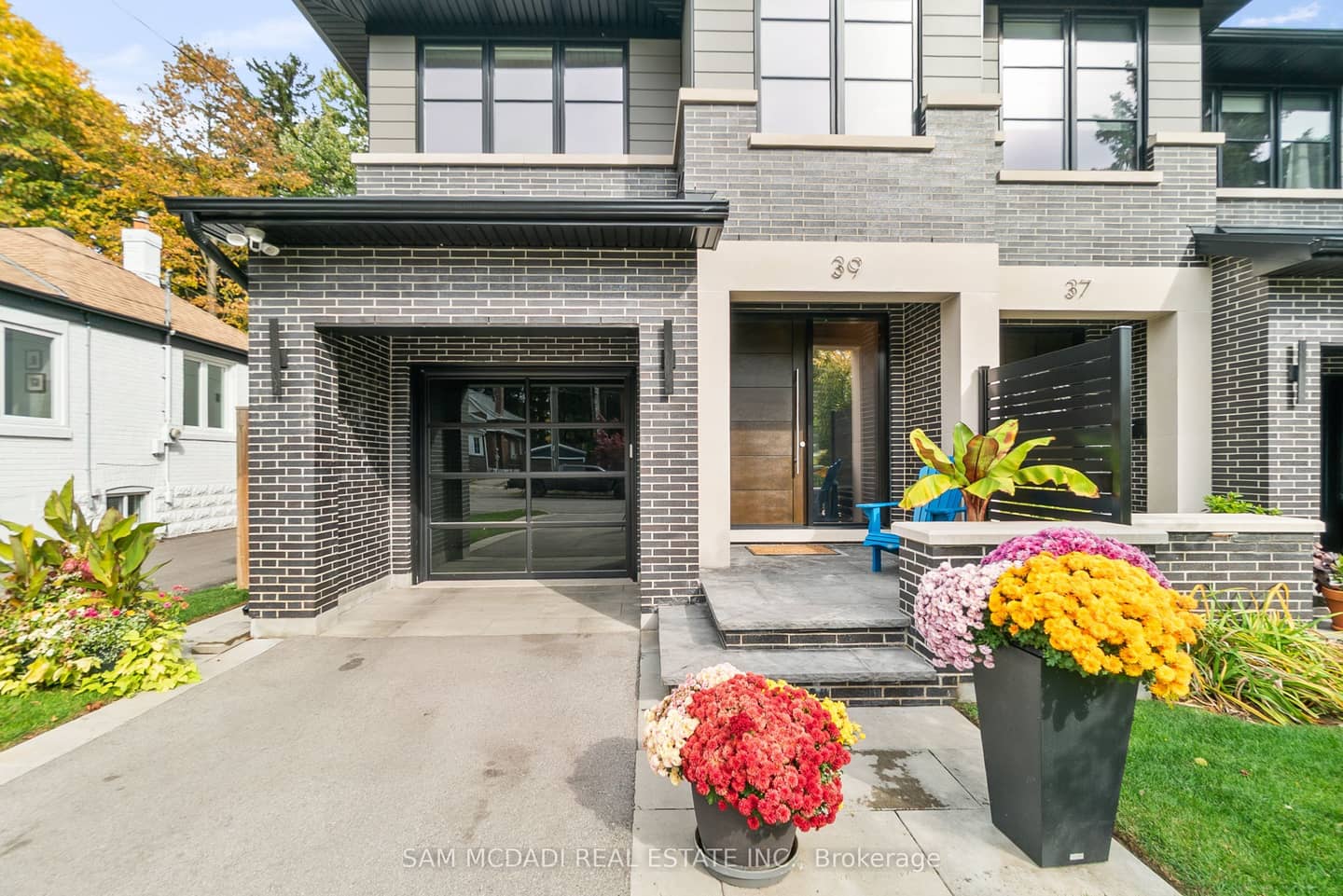 39 Oakwood Avenue N, Mississauga, ON L5G 3L8