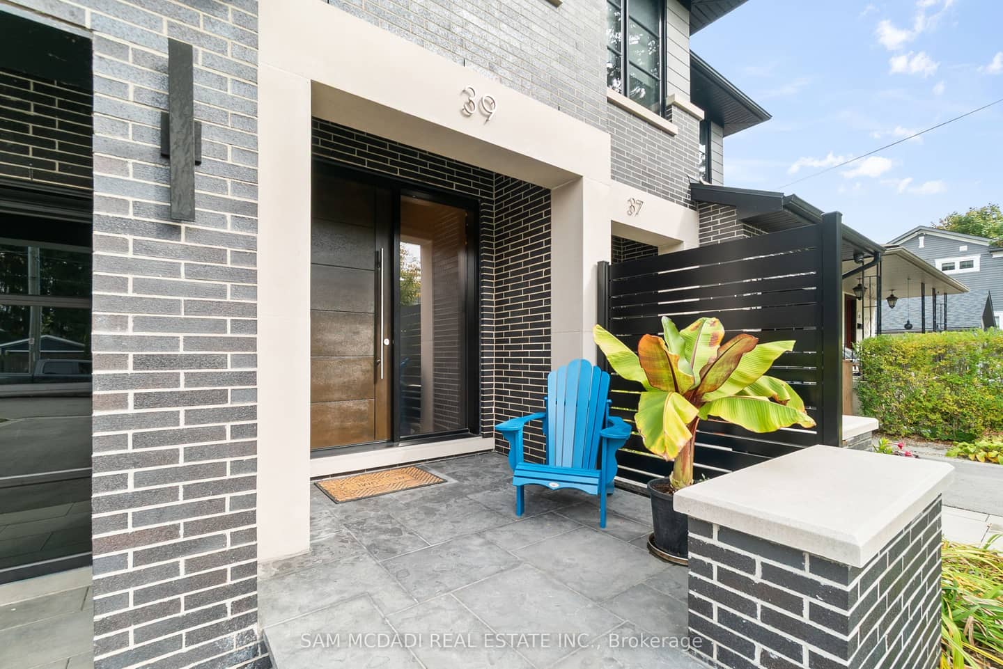 39 Oakwood Avenue N, Mississauga, ON L5G 3L8