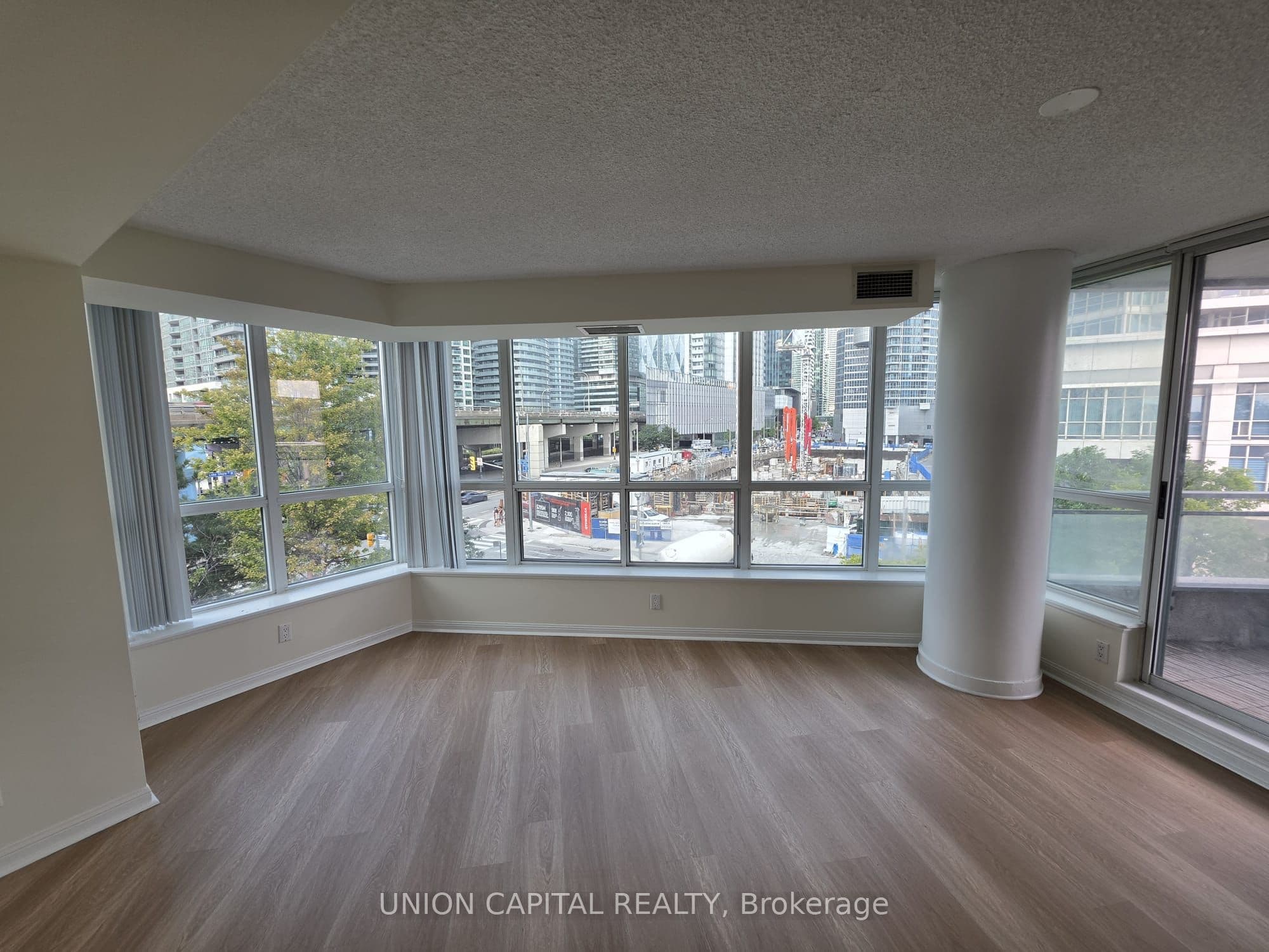 228 Queens Quay W 302, Toronto, ON M5J 2X1
