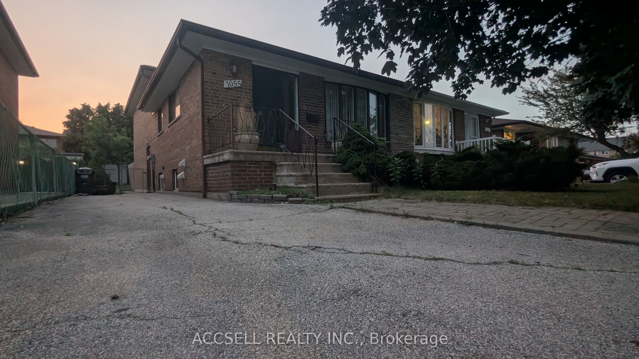 1055 Claredale Road, Mississauga, ON L5G 1T5