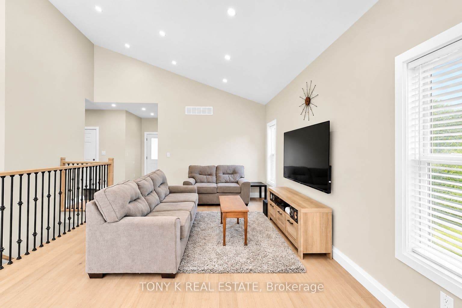 8 Georgina Street, Georgina, ON L0E 1R0