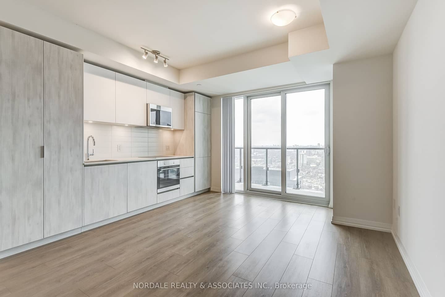 28 Widmer Street 3127, Toronto, ON M5V 0T2