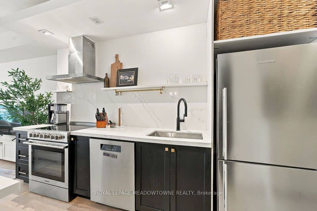 165 Legion Road N 1321, Toronto, ON M8Y 0B3