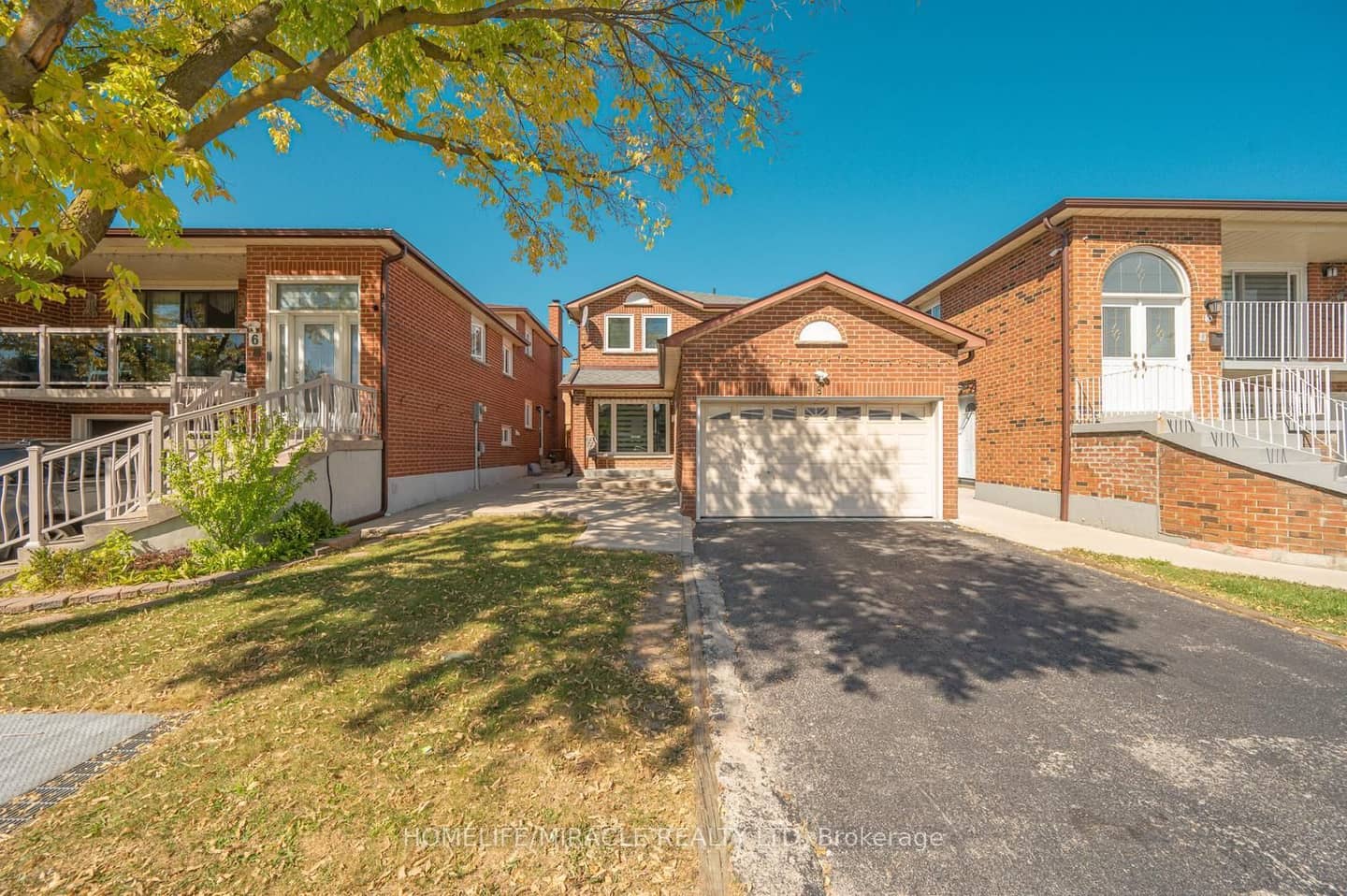 8 Loire Court, Toronto, ON M9V 4Z7
