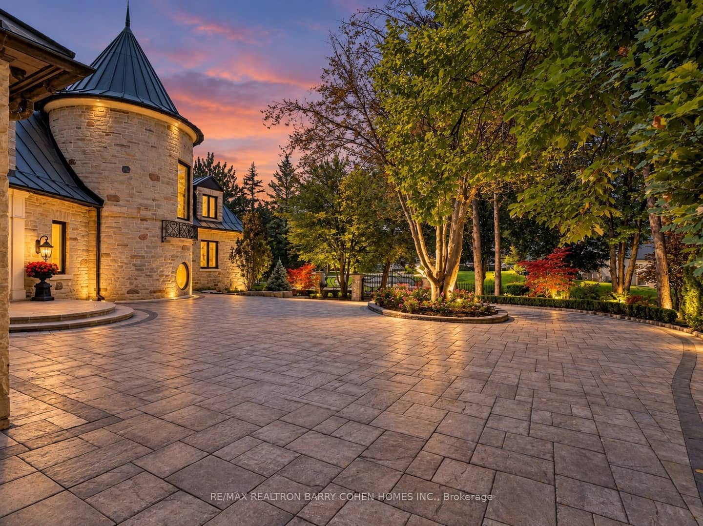 25 Tudor Gate, Toronto, ON M2L 1N3
