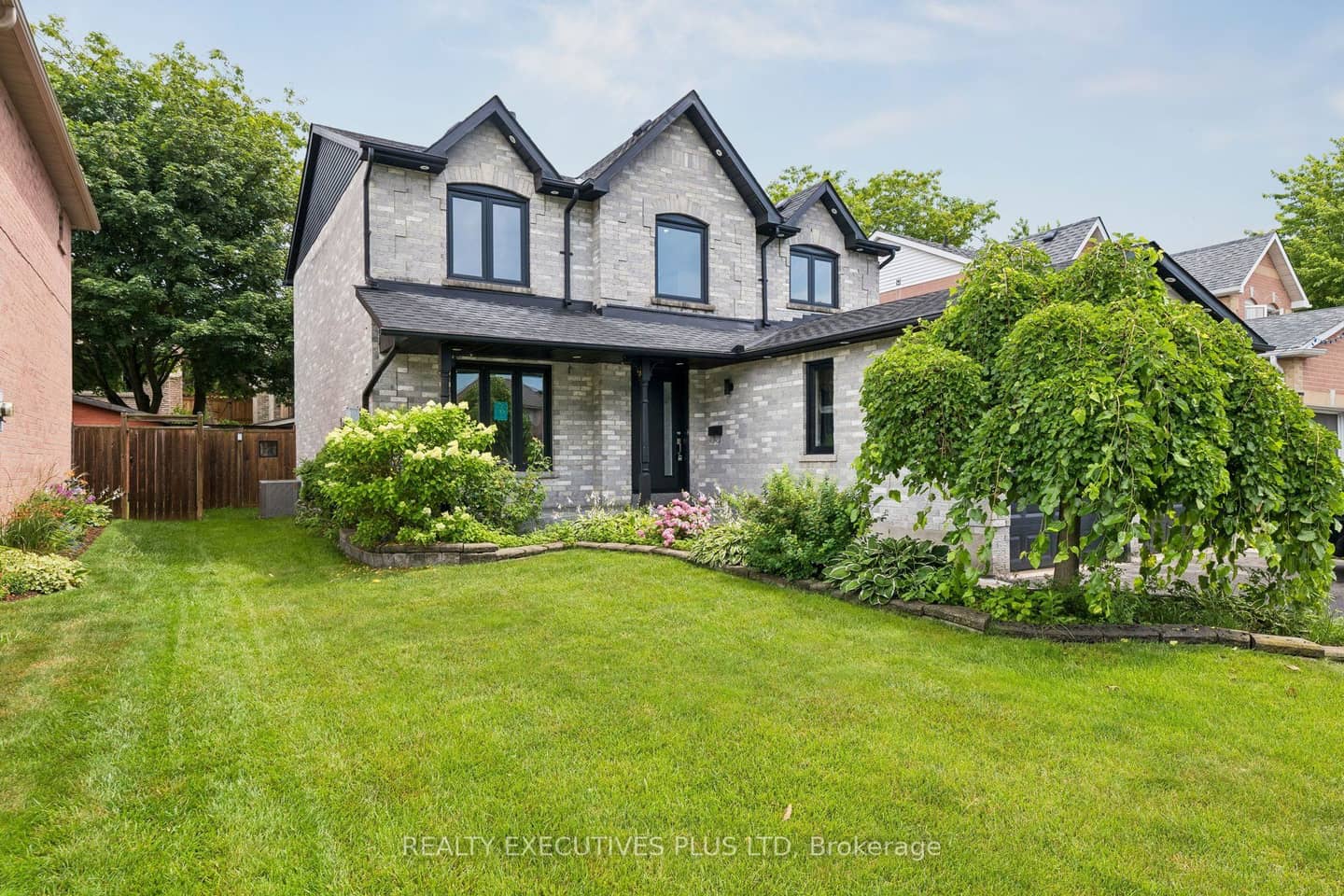 693 Barnes Crescent, Oshawa, ON L1J 8K2