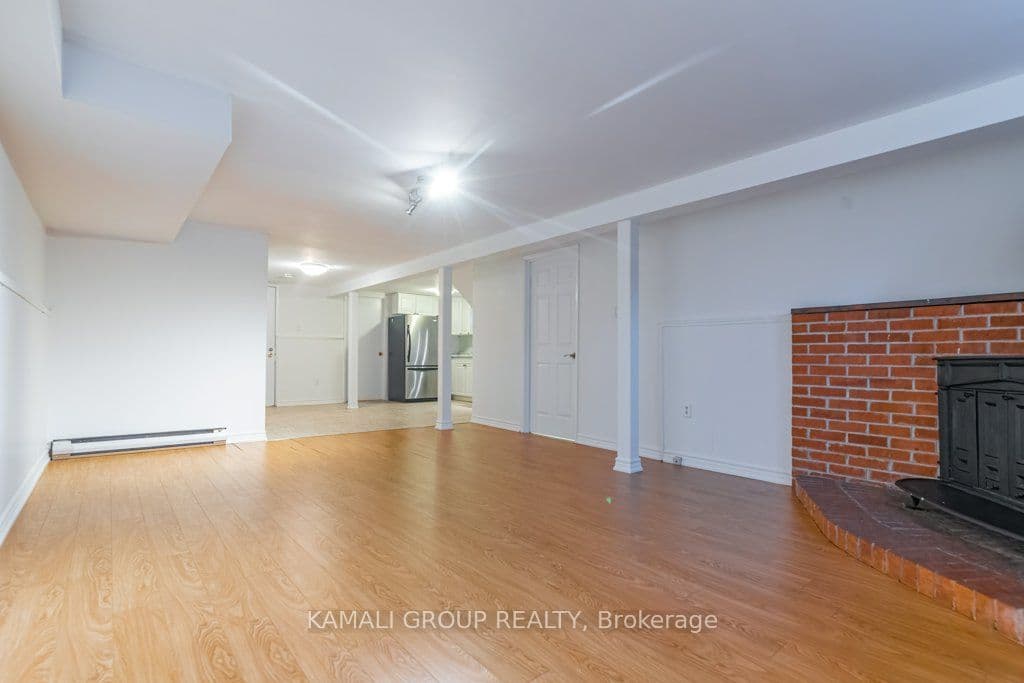 25 Hillview Drive BSMT, Newmarket, ON L3Y 4Y3