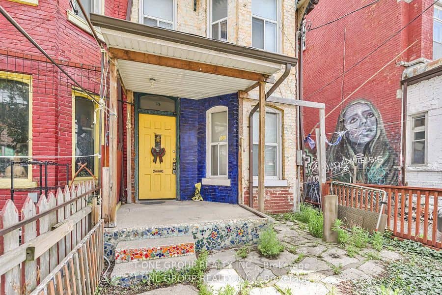 15 Kensington Avenue, Toronto, ON M5T 2J8