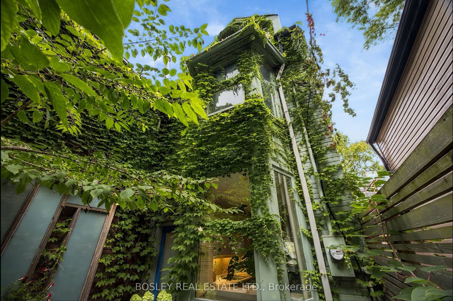 33 1/2 Henry Street, Toronto, ON M5T 1W9