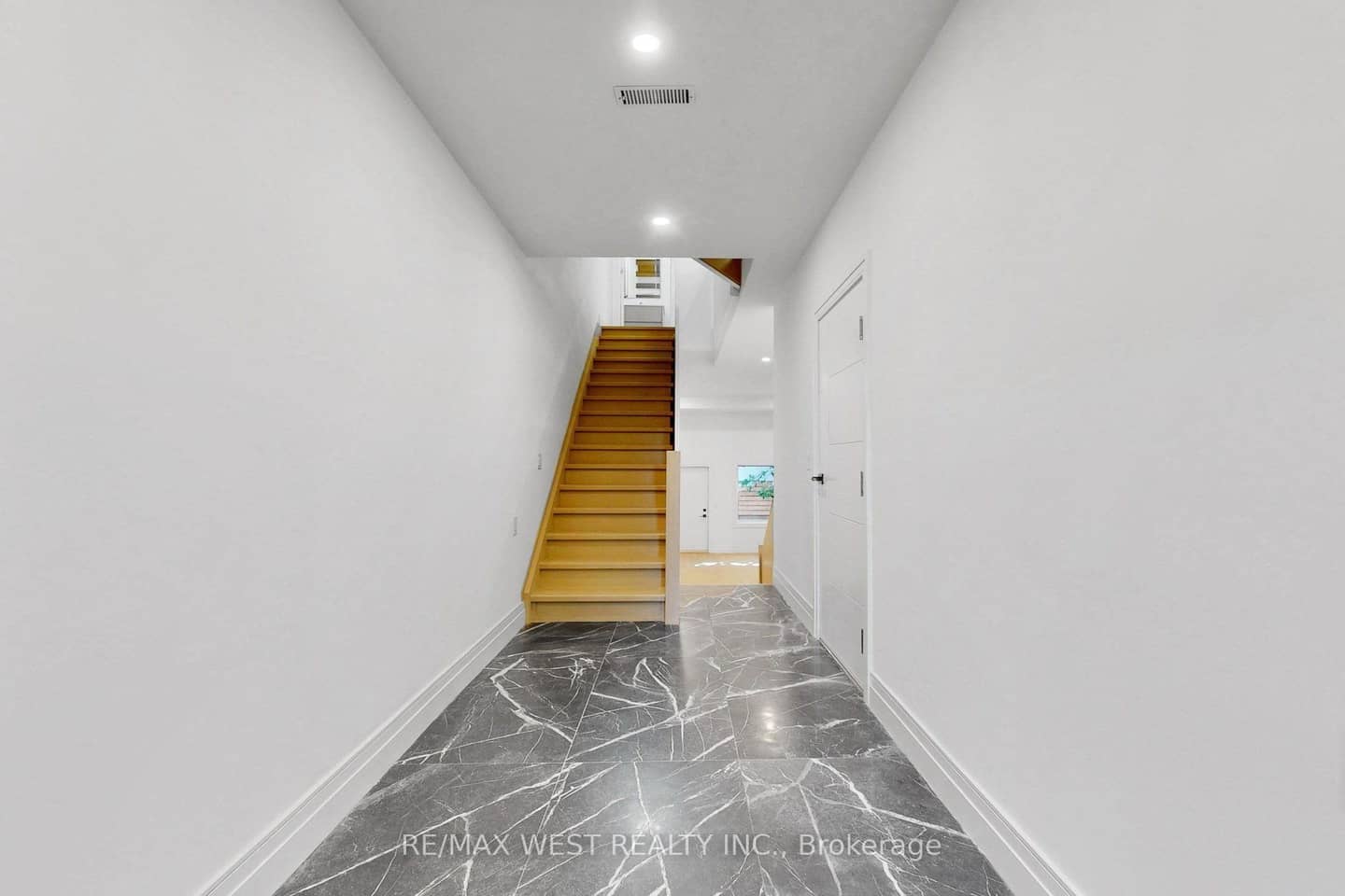 2639R Dundas Street W 3, Toronto, ON M6P 1X9