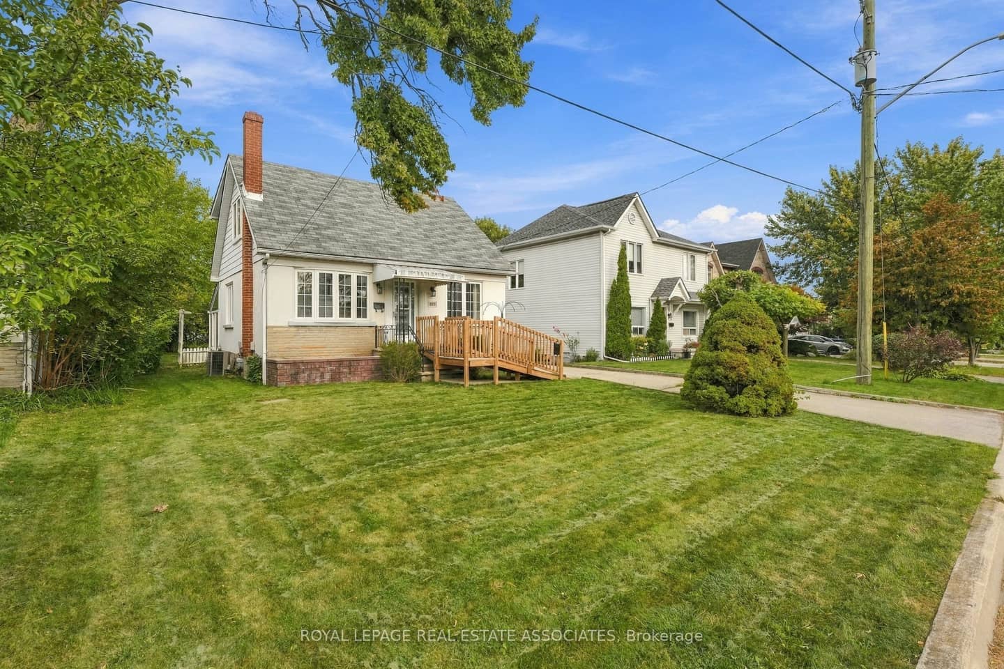 989 Pelham Avenue, Mississauga, ON L5E 1L1