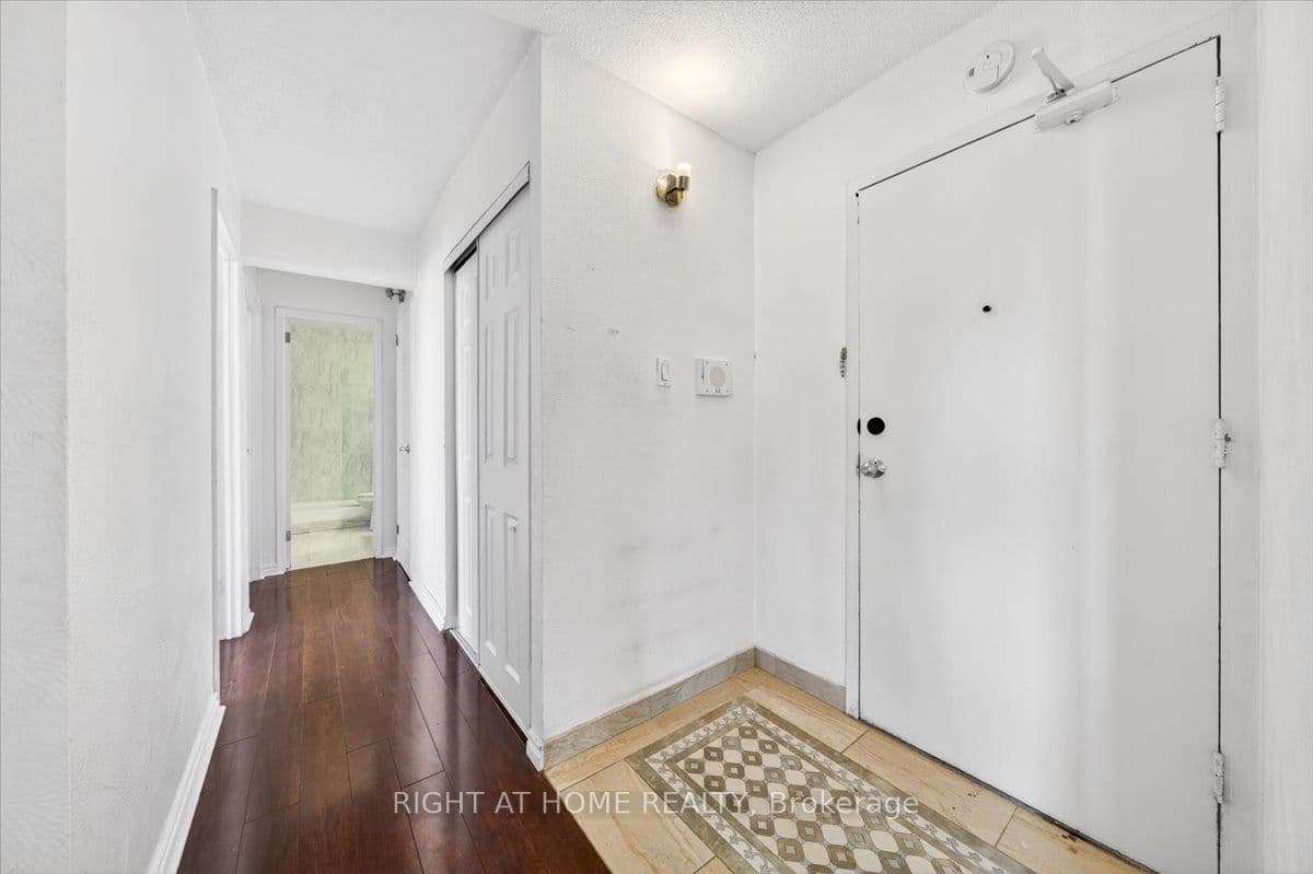 100 Leeward Glenway 708, Toronto, ON M3C 2Z1