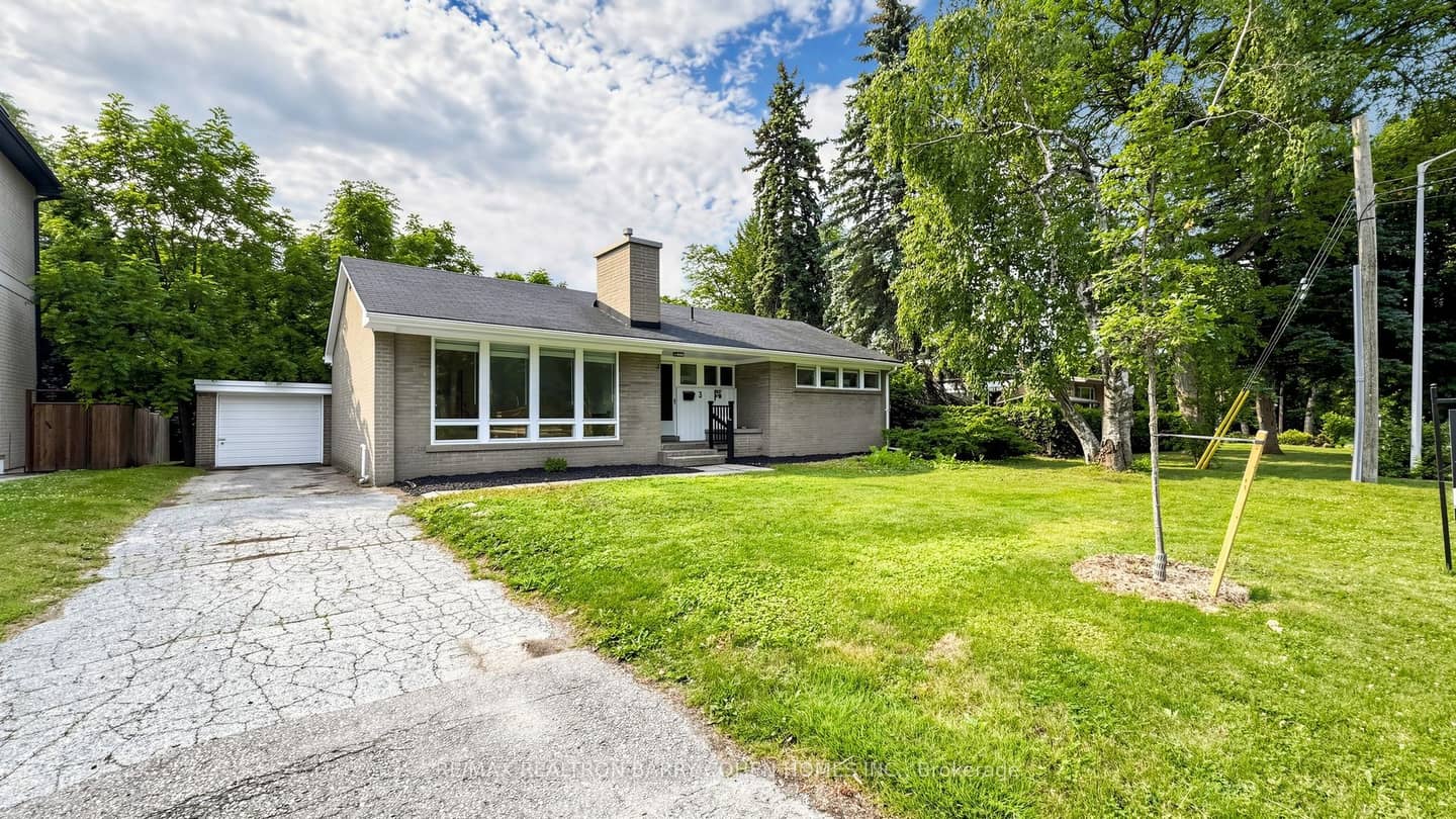 3 Greengate Road, Toronto, ON M3B 1E7