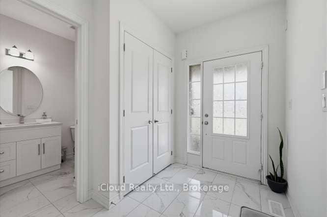 1944 Don White Court, Oshawa, ON L1K 0R3