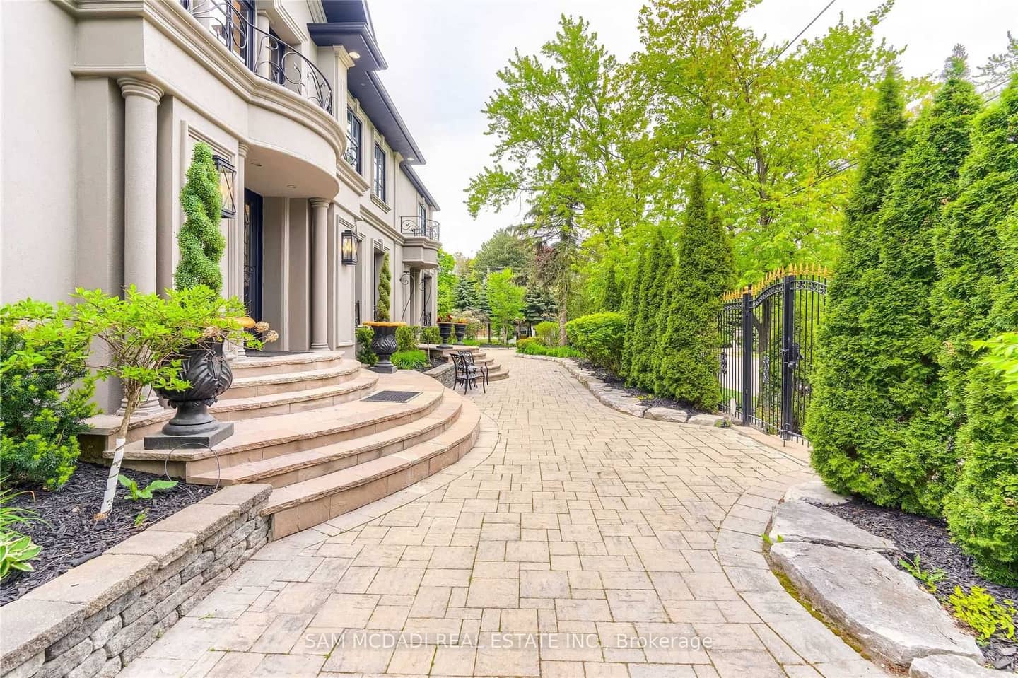 1540 Mississauga Road, Mississauga, ON L5H 2K1
