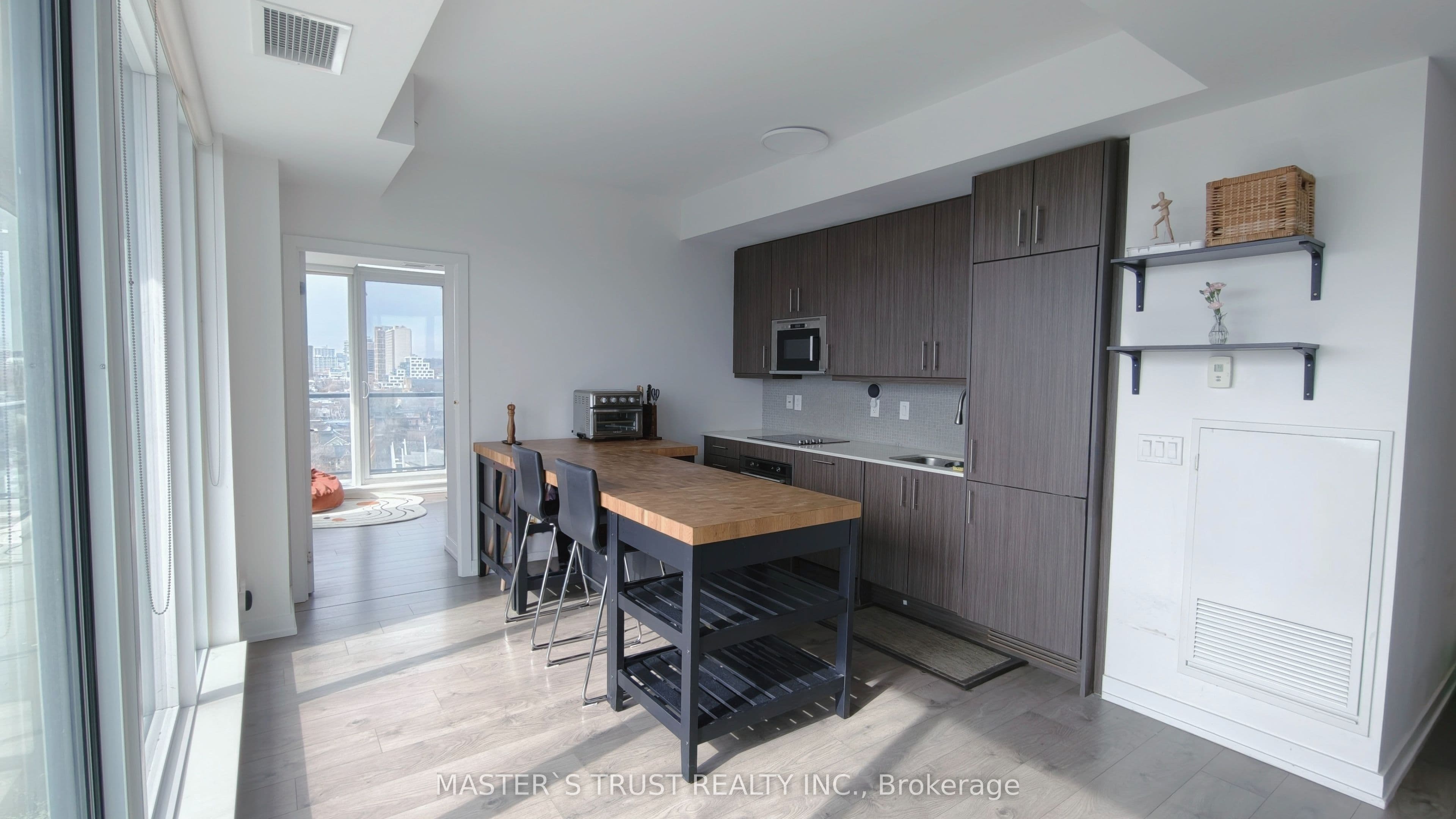 297 College Street 1517, Toronto, ON M5T 0C2