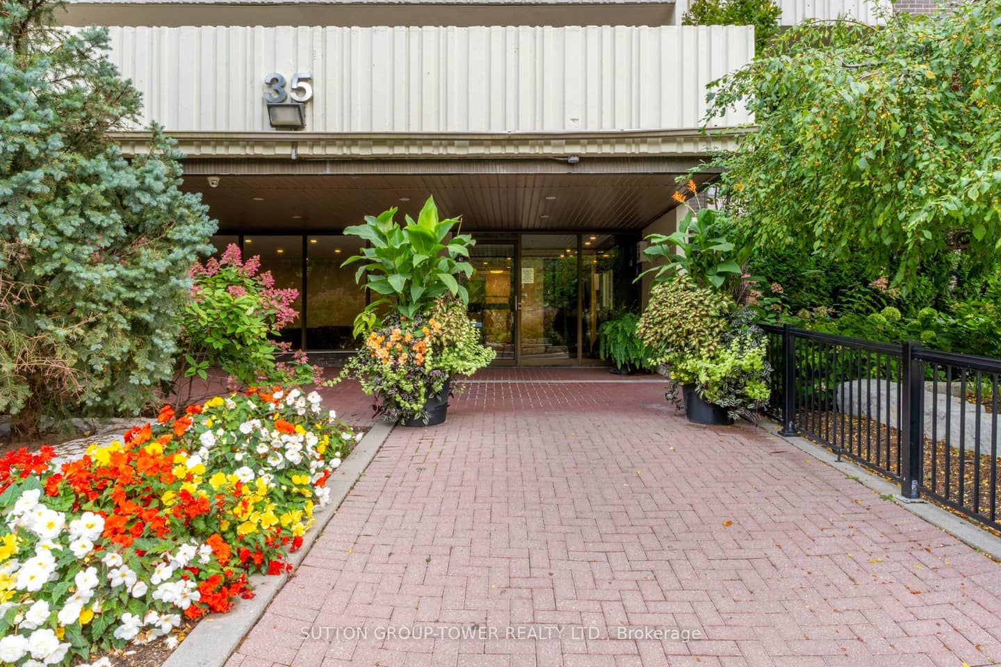 35 Ormskirk Avenue 319, Toronto, ON M6S 1A8