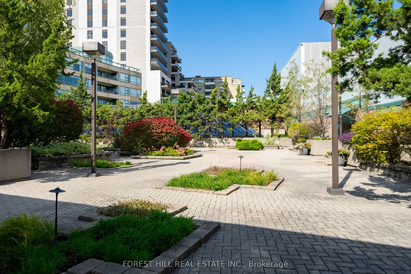 77 Avenue Road 215, Toronto, ON M5R 3R8