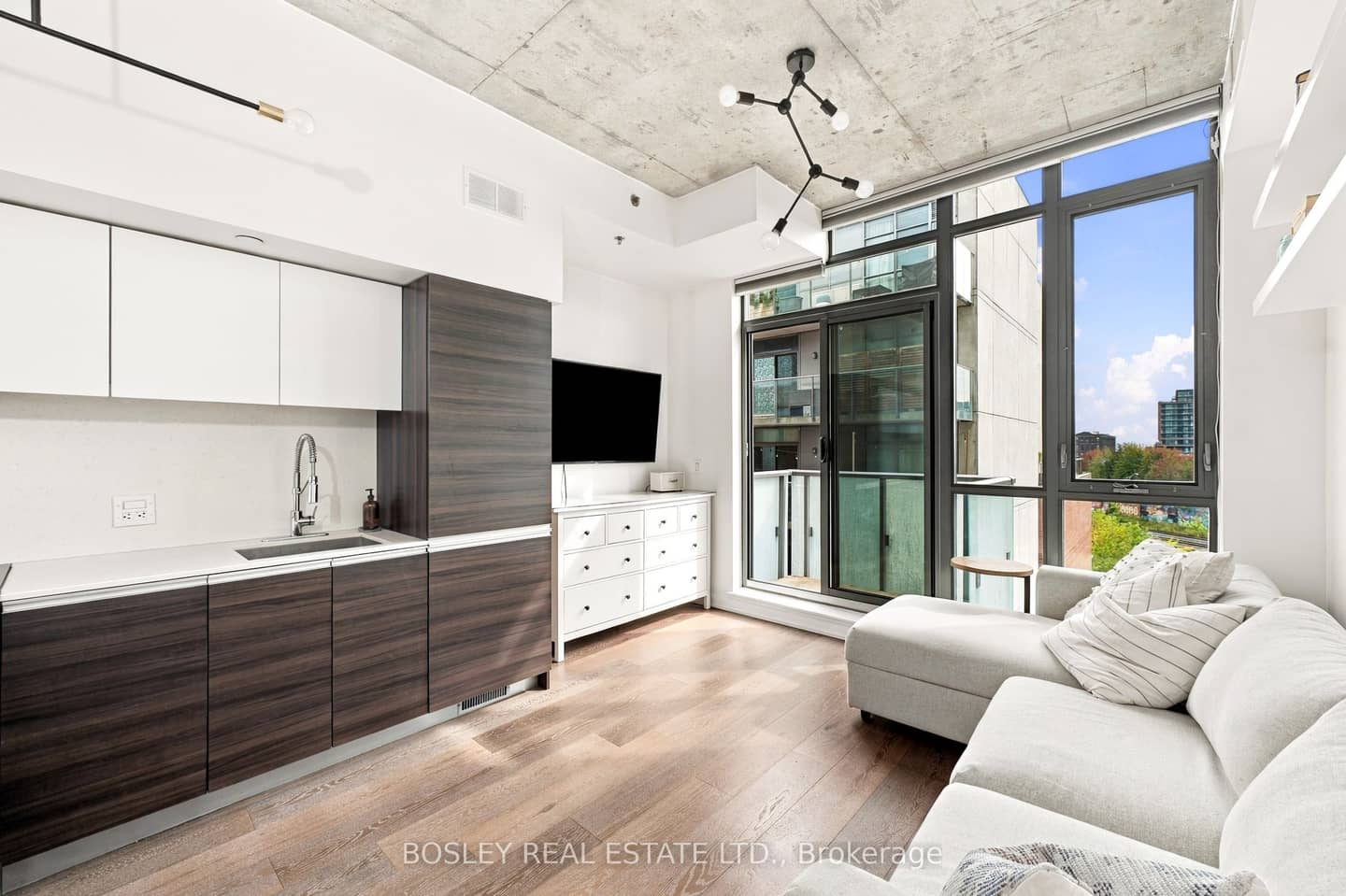 8 Gladstone Avenue 613, Toronto, ON M6J 0B3